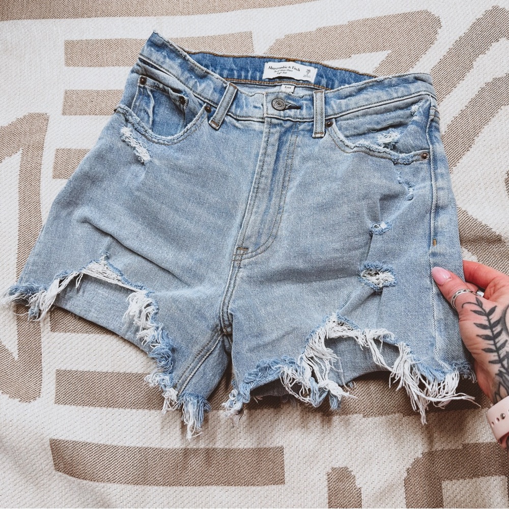 A&F the 4” mom short distressed size 26 / 2